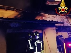 I vigili del fuoco intervenuti a Velletri per spegnere l’incendio in un capannone