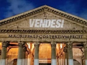 La scritta è apparsa anche sul frontone del Pantheon