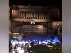 L’omaggio della polizia all’Altare della Patria