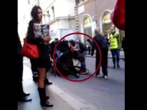 Cavallo cade in via Condotti a Roma