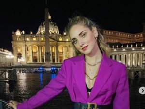Chiara Ferragni davanti alla Basilica di San Pietro a Roma – la foto pubblicata su Instagram