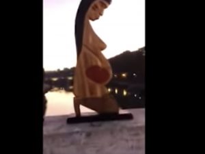 rubano idoli pagani e li gettano nel Tevere