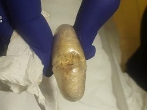 Gli ovuli di eroina trasportati dai corrieri