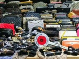 La merce contraffatta sequestrata (Immagine della polizia locale di Roma Capitale)