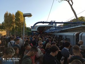 Banchine della Roma–Lido stracolme di gente
