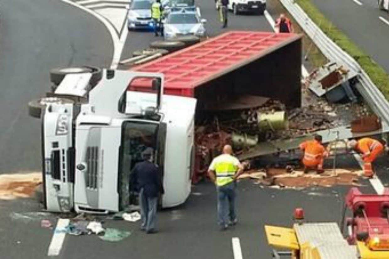 Camion si ribalta sulla A1 tra Ferentino e Frosinone: traffico in tilt ...