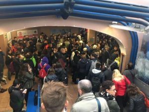 Una delle stazioni della Roma–Lido piena di pendolari e studenti