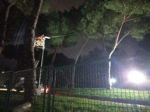 Gli operai hanno montato le luci al Parco di Via delle Palme a Centocelle– Foto Potere al Popolo Roma