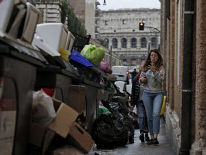 Rifiuti al centro di Roma (Foto La Presse)