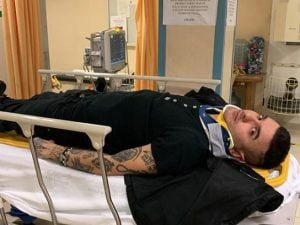 Junior Cally su una barella in ospedale