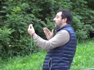 Matteo Salvini sulle scale che conducono al Campidoglio