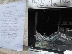 Il volantino attaccato dai proprietari vicino a quel che resta de ’La Pecora Elettrica’