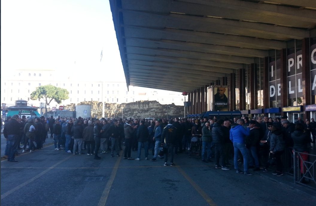Sciopero dei taxi a Roma, sit in a Termini – Foto Twitter taxistalobbysta