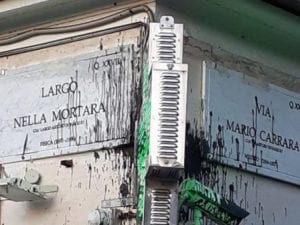 Imbrattate due targhe a Roma