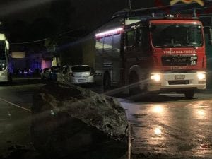 Una grossa pietra sulla carreggiata in via Filacciano – foto vigili del fuoco
