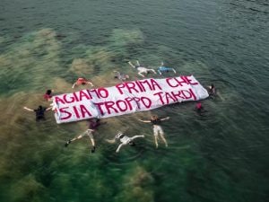 La performance di Extinction Rebellion al laghetto dell’Eur di Roma