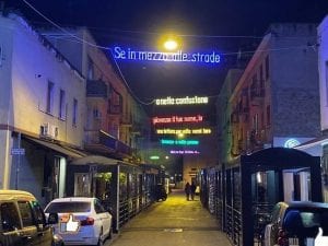 Luminarie a Latina con le frasi di una canzone di Calcutta