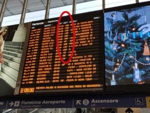 Il tabellone alla Stazione Termini con ritardi per quanto riguarda i treni ad alta velocità