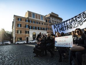 Sit in dei commercianti davanti alla Metro Barberini