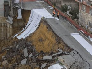 Frana in via Livio Andronico a Roma