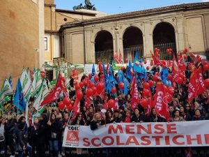 Lavoratori delle mense in sciopero