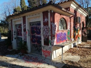 Le condizioni in cui versa l’ex chiosco bar del parco Nemorense a Roma