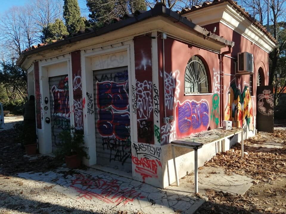Le condizioni in cui versa l’ex chiosco bar del parco Nemorense a Roma