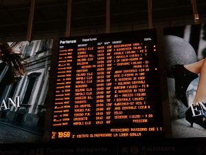 Il tabellone delle partenze alla Stazione Termini (foto scattata alle 20.05)