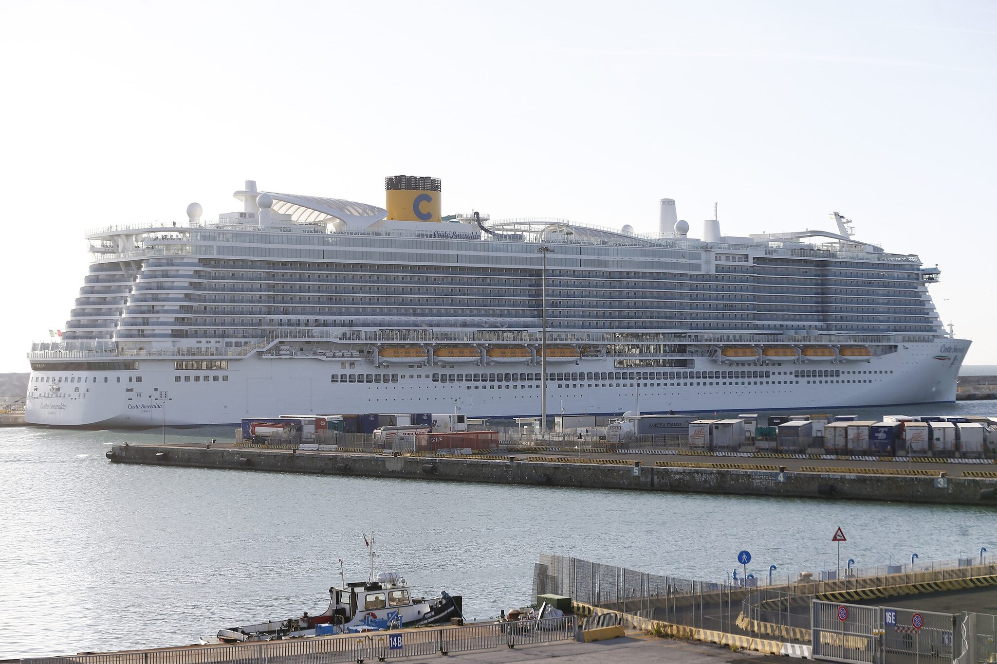La Costa Smeralda ormeggiata al porto di Civitavecchia