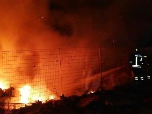 L’incendio di questa notte e i vigili del fuoco a lavoro (Foto pagina Facebook di ’Meridiana Notizie’)