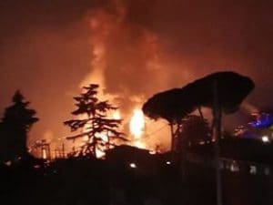 L’incendio che ha devastato i due capannoni di una ditta