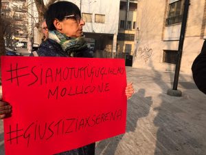 Cartelli e striscioni per chiedere verità sull’omicido di Serena Mollicone all’entrata del tribunale