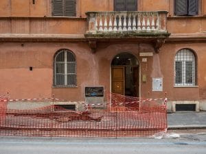 La voragine che si è aperta oggi a Roma nei pressi del Colosseo