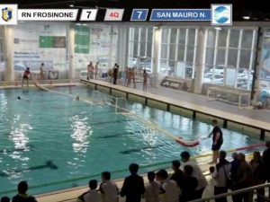 Rissa in piscina a Frosinone – screenshot da Facebook