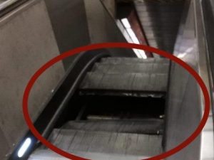 Il gradino sprofondato alla stazione della Metro A Furio Camillo