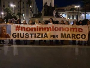 Striscione srotolato davanti al Palazzaccio
