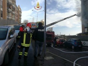 I vigili del fuoco di Civitavecchia al lavoro per spegnere l’incendio – Foto vigili del fuoco