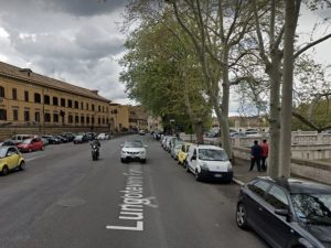 Il Lungotevere della Farnesina di fronte al carcere di Regina Coeli (Foto Google Maps)