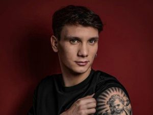 Manuel Bortuzzo con il suo nuovo tatuaggio a un anno dalla sparatoria