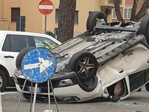 L’auto ribaltata in piazza Durant, foto dal gruppo Facebook "Monteverde Roma"
