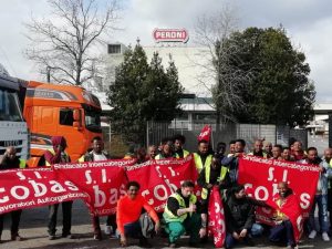 I facchini davanti allo stabilimento Peroni