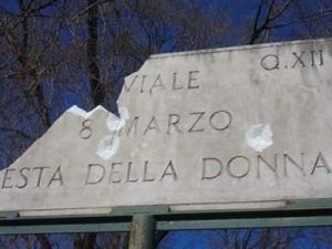 Vandalizzata la targa di viale 8 Marzo