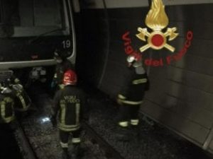 L’intervento dei vigili del fuoco alla stazione Manzoni