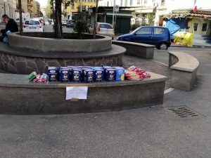 I generi alimentari lasciati all’ombra dell’Alberone a Roma (foto di Massimiliano Coccia)