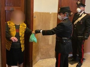 Carabinieri portano le medicine a un’anziana residente a Garbatella – Foto Carabinieri Comando provinciale di Roma