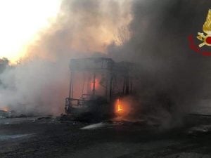Bus in fiamme sull’Ardeatina a Roma – foto vigili del fuoco