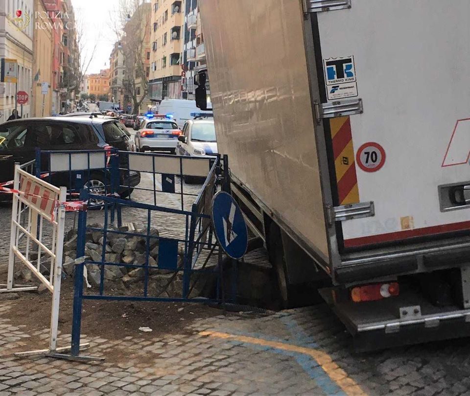 Il camion incastrato in via Michelangelo Buonarroti