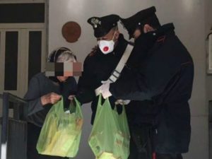 Carabinieri portano la spesa a un’anziana (Immagine di repertorio)