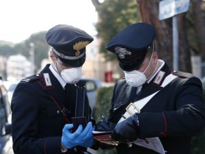 Controlli dei carabinieri a Roma per far rispettare le disposizioni anti coronavirus