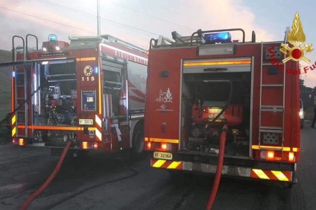 Intervento dei vigili del fuoco in via Ardeatina per un bus in fiamme